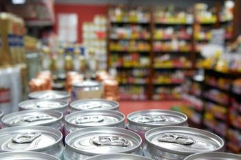 plano detalle de latas con fondo desenfocado de supermercado